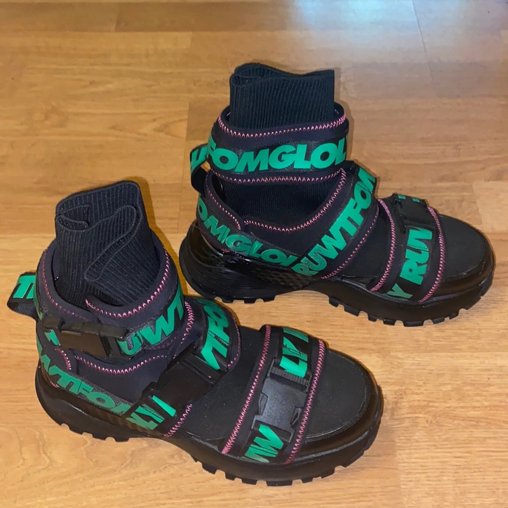 YRU Sporty Buckle Sneakers